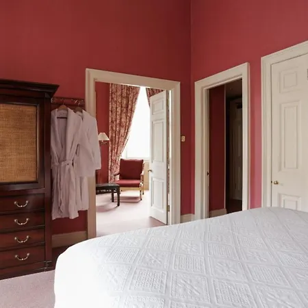 Dukes Bath Hotel Exterior foto A bedroom at the hotel